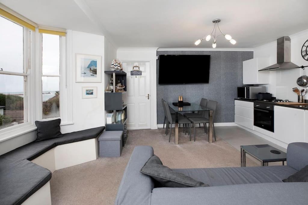 Beach Front Flat Shaldon With Parking Exterior photo